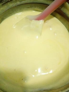 取1/3蛋白入蛋黄糊拌匀，再倒回剩下的蛋白盆中拌匀