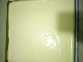 倒入烤盘，震几下大气泡