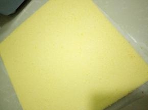 晾凉脱模，借助刮板脱模，毛巾底