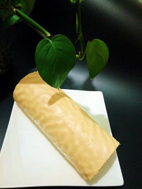 准备一张干净油纸，虎皮面朝下，盖上蛋糕片，一起卷上即可