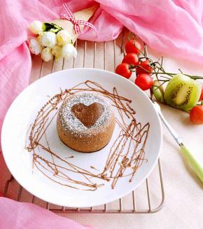 烤箱预热200度，中层，上下火7分钟，第一次烤8分钟烤过了，成了巧克力蛋糕，没有流心，这次7分钟刚刚好，很多流心，时间温度根据自己的烤箱来调节，可以先烤一个，看情况再调节时间与温度