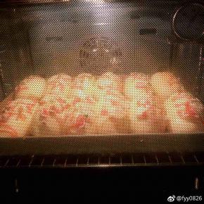 烤箱180度预热，放入烤箱中下层烘烤18到20分钟。