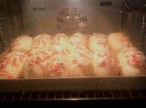 烤箱180度预热，放入烤箱中下层烘烤18到20分钟。