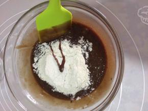 放入过筛好的低粉，用做戚风蛋糕的手法切拌，翻拌面糊，不可过度翻拌