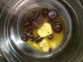 巧克力和黄油隔热水溶化