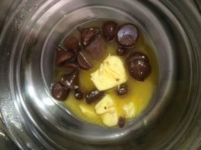 巧克力和黄油隔热水溶化