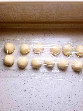 醒发好的面团平分成12份，排气揉圆盖保鲜膜醒发30分钟