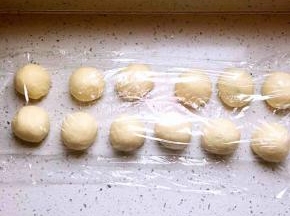 醒发好的面团平分成12份，排气揉圆盖保鲜膜醒发30分钟