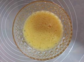 鸡蛋加糖和盐用电动打蛋器低速搅打，打至糖溶化即可