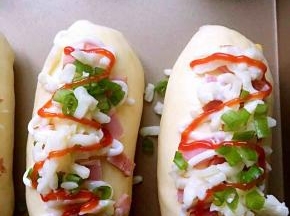 全部整形完毕后放入温暖湿润处进行二发（35度，湿度百分之80）。二发好后面包表面刷蛋液，撒上培根，挤沙拉酱，撒上芝士、香葱碎，挤番茄沙司。