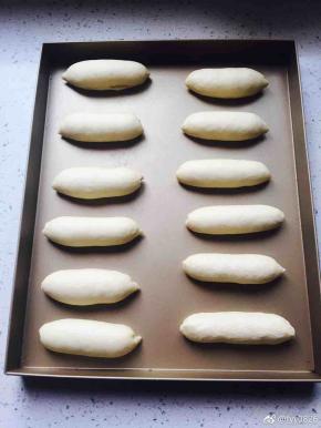 醒发好的面团擀成椭圆形，轻拍排气，两边按薄。翻过来从上向下卷起，搓成模具大小合适的面团。