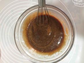 先确定巧克力糊的温度不烫手了就可以把打好的鸡蛋倒进去，用手动打蛋器搅匀，这一步还可以加入一点朗姆酒来增加风味，没有也可以不加