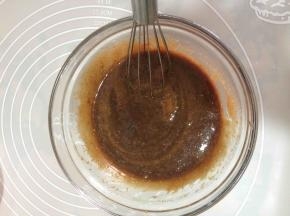 先确定巧克力糊的温度不烫手了就可以把打好的鸡蛋倒进去，用手动打蛋器搅匀，这一步还可以加入一点朗姆酒来增加风味，没有也可以不加