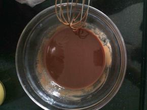 用手动打蛋器将巧克力和黄油搅拌均匀