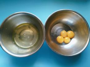 先将蛋黄蛋白分开，盛蛋白的碗一定要无水无油