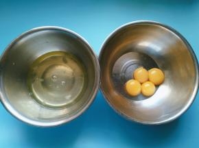 先将蛋黄蛋白分开，盛蛋白的碗一定要无水无油