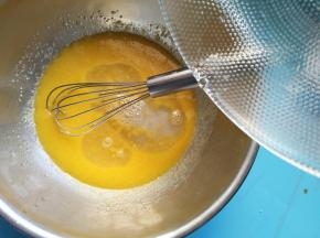 蛋黄糊中加入水，用打蛋器搅打均匀