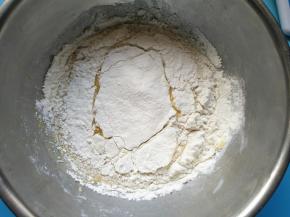 低筋面粉筛入混合后的蛋黄里