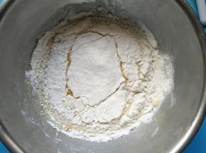 低筋面粉筛入混合后的蛋黄里