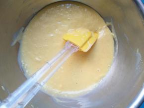 用橡皮刮刀翻拌均匀，成为蛋黄糊，把蛋黄糊放在一边静置备用