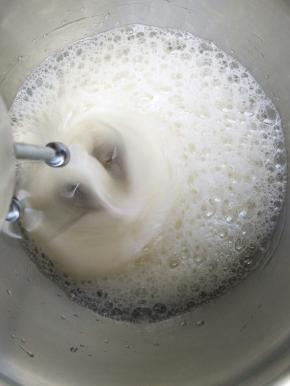 打蛋器擦干净开始打发蛋白当打到鱼眼泡的状态时加入1/3细砂糖