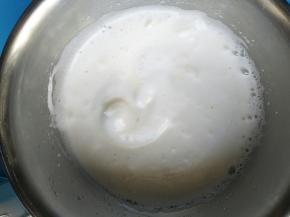 继续搅打分两次加入剩下的细砂糖