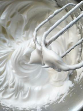 将蛋白打发到干性发泡状态提起打蛋器后是小直角状态就可以了