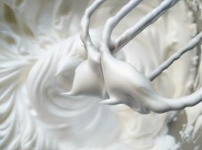 将蛋白打发到干性发泡状态提起打蛋器后是小直角状态就可以了