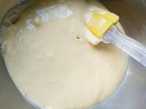 盛1/3蛋白到蛋黄糊里，并翻拌均匀(注意不要划算搅拌)