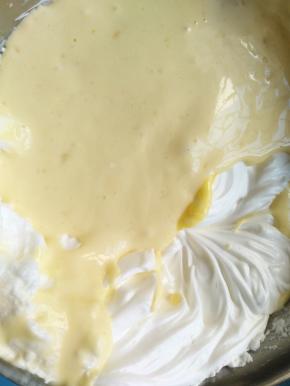 倒入剩下的蛋白，再次翻拌均匀