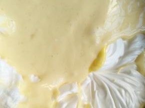 倒入剩下的蛋白，再次翻拌均匀