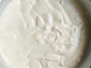 把蛋糕糊倒入模具，离桌边20公分震出气泡，放入提前预热到160度的烤箱中