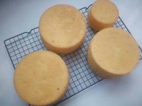 凉透后脱模，香喷喷的蛋糕出炉