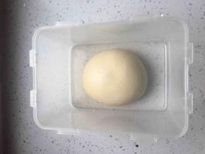 将面团醒发半小时.
