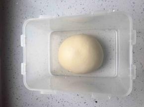 将面团醒发半小时.
