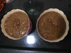 将面糊装进裱花袋，挤进杯子里，杯子先刷一层黄油，方便脱模，我这个配方是做2个大号纸杯的量