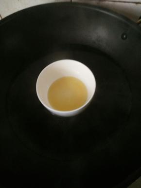 首先将黄油隔水液化