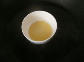 首先将黄油隔水液化