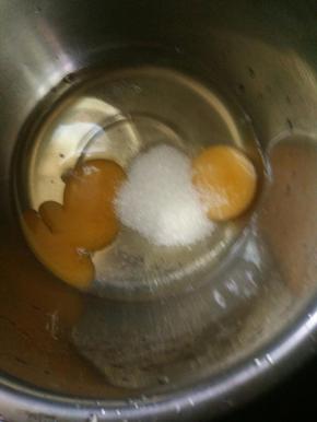 打蛋盆打入两个鸡蛋，加20克白糖