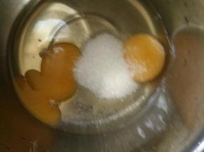 打蛋盆打入两个鸡蛋，加20克白糖