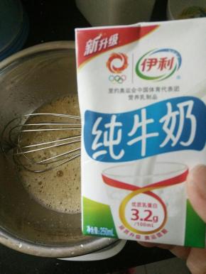 蛋抽将鸡蛋打散就可以，加入140克纯牛奶