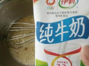 蛋抽将鸡蛋打散就可以，加入140克纯牛奶