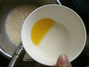 搅打均匀加入液化的黄油