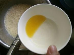 搅打均匀加入液化的黄油