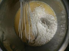 再次打匀后直接倒入低筋面粉，不用过筛