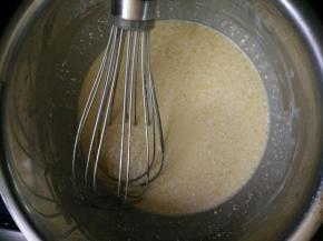 用手抽搅打成图中这样，随便怎么打，没有手法，有颗粒也没有关系，等下过筛