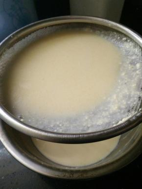 将千层糊过筛至少两遍，一定要过筛哦