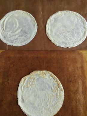 煎好的千层直接倒扣在油布上