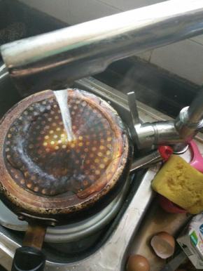 这是千层锅会很烫，我们就用凉水冲一下锅底，继续煎下一张，这样虽然对锅不好，但是方便，不过我这样锅也用了两年了，挺好的