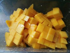 准备芒果切小块